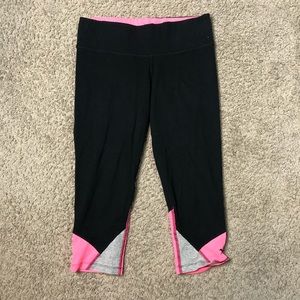 PINK Yoga 3/4 Leggings
